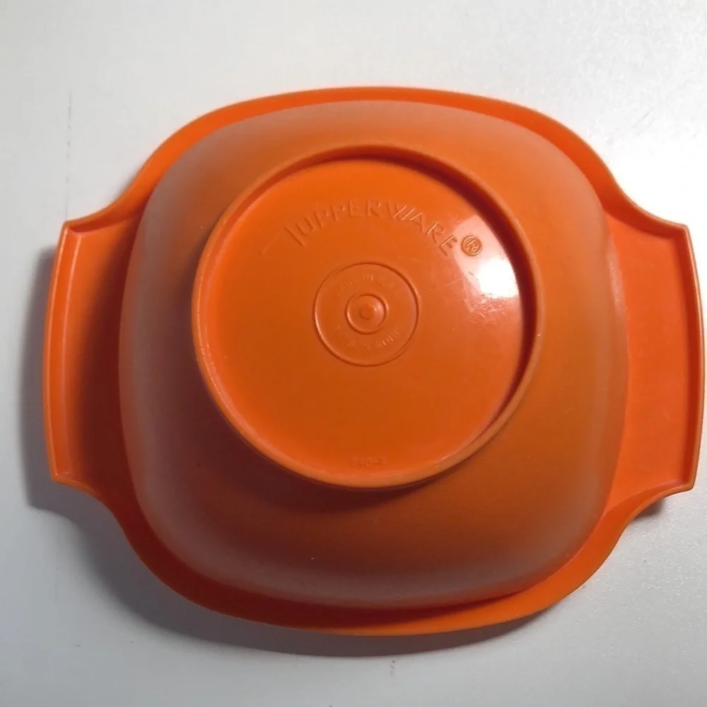 2 vintage Tupperware bowls with lids orange and yellow #2277-4